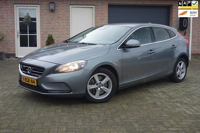 Grijs (metallic) Gebruikt 2015 Volvo V40 Business Edition Hatchback | € 5.450 (Eerlijke prijs) - Afbeelding 1/4