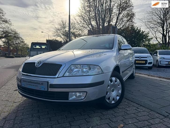 Zilver Occasion 2008 Skoda Octavia Ambiente Hatchback | € 2.795 (Eerlijke prijs) - Afbeelding 1/4