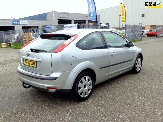Grijs Gebruikt 2007 Ford Focus Trend Hatchback | € 1.950 (Eerlijke prijs) - Afbeelding 1/4