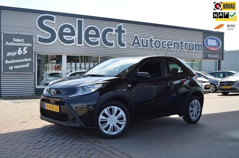 Zwart Gebruikt 2022 Toyota Aygo Play Hatchback | € 16.250 (Eerlijke prijs) - Afbeelding 1/3