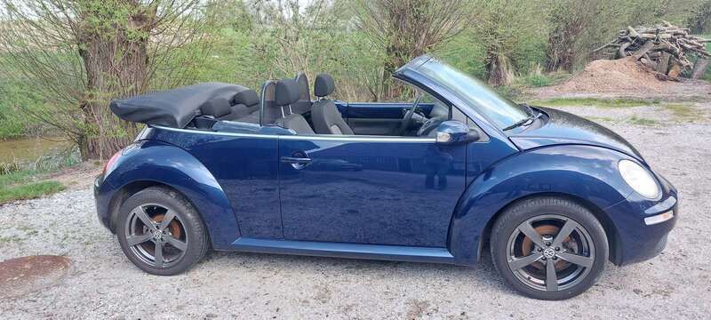 Blauw Gebruikt 2006 VW Beetle Trendline Cabriolet | € 5.500 (Eerlijke prijs) - Afbeelding 1/4