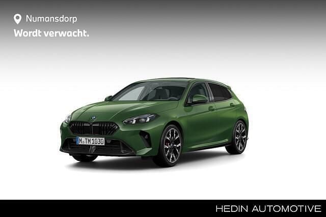 Groen Nieuw 2025 BMW 120 M Sport Hatchback | € 60.629 (Duur) - Afbeelding 1/3