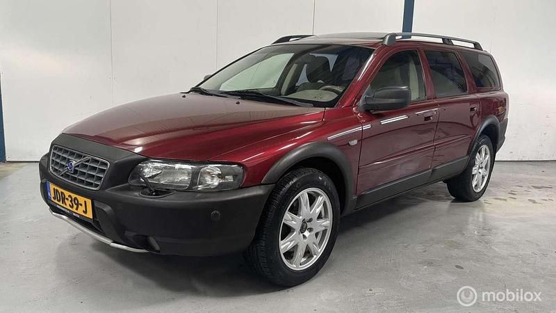 Rood, metallic lak Gebruikt 2003 Volvo XC70 Comfort SUV | € 7.945 (Eerlijke prijs) - Afbeelding 1/4