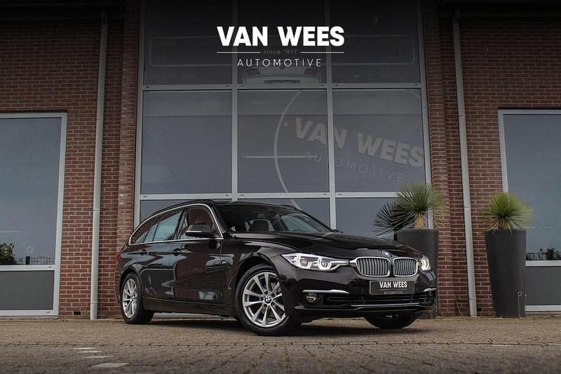 Zwart Gebruikt 2018 BMW 318 Executive Stationwagen | € 18.450 (Eerlijke prijs) - Afbeelding 1/3