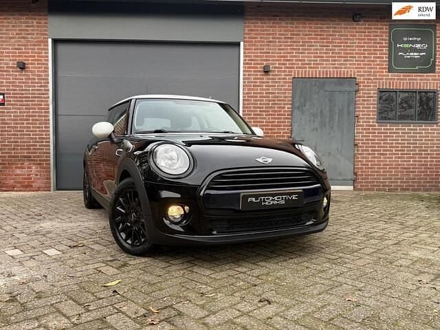 Zwart (metallic) Occasion 2017 Mini Cooper Business Hatchback | € 12.750 (Super prijs) - Afbeelding 1/4