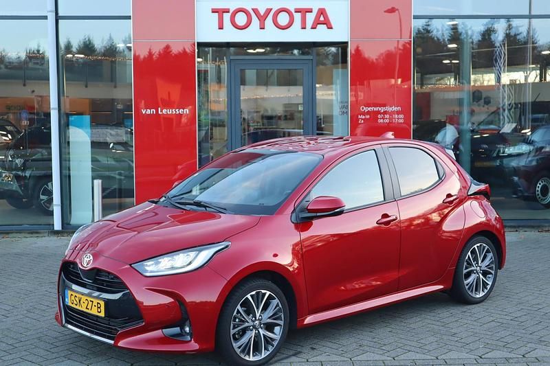 Occasion Toyota Yaris Hybrid Executive 131 PK (96 kW) 2024 Rood Hatchback
