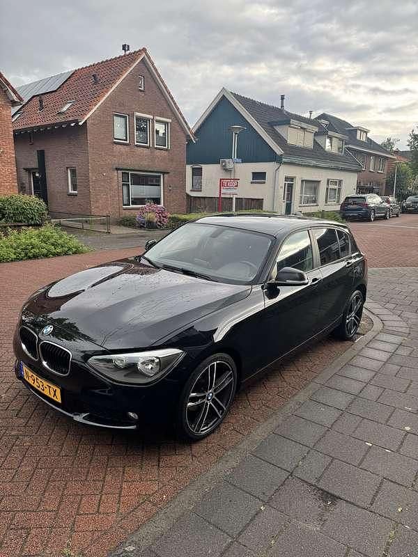 Zwart Gebruikt 2012 BMW 114 Hatchback | € 7.200 (Eerlijke prijs) - Afbeelding 1/4