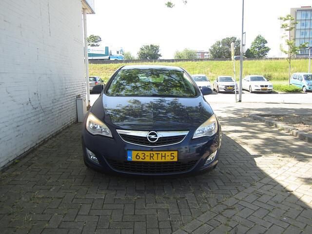 Blauw Gebruikt 2011 Opel Astra Cosmo Hatchback | € 3.850 (Eerlijke prijs) - Afbeelding 1/4