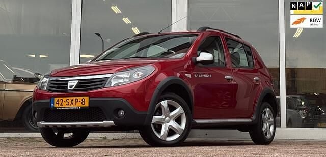 Rood Gebruikt 2012 Dacia Sandero Stepway Hatchback | € 5.844 (Eerlijke prijs) - Afbeelding 1/3