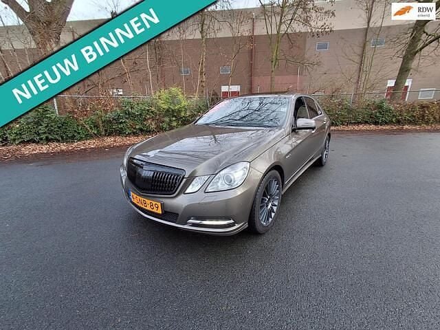 Grijs Gebruikt 2012 Mercedes E300 Premium Sedan | € 5.999 (Eerlijke prijs) - Afbeelding 1/4