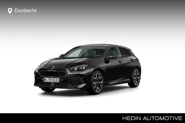 Zwart Nieuw 2024 BMW 120 M Sport Hatchback | € 58.879 (Duur) - Afbeelding 1/4