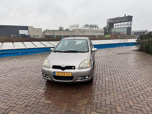 Grijs Occasion 2001 Toyota Yaris Sport Hatchback | € 2.499 (Eerlijke prijs) - Afbeelding 1/4