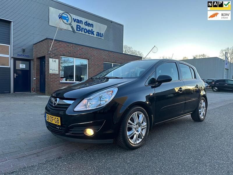 Zwart Occasion 2008 Opel Corsa Cosmo Hatchback | € 5.950 (Iets duurder) - Afbeelding 1/4