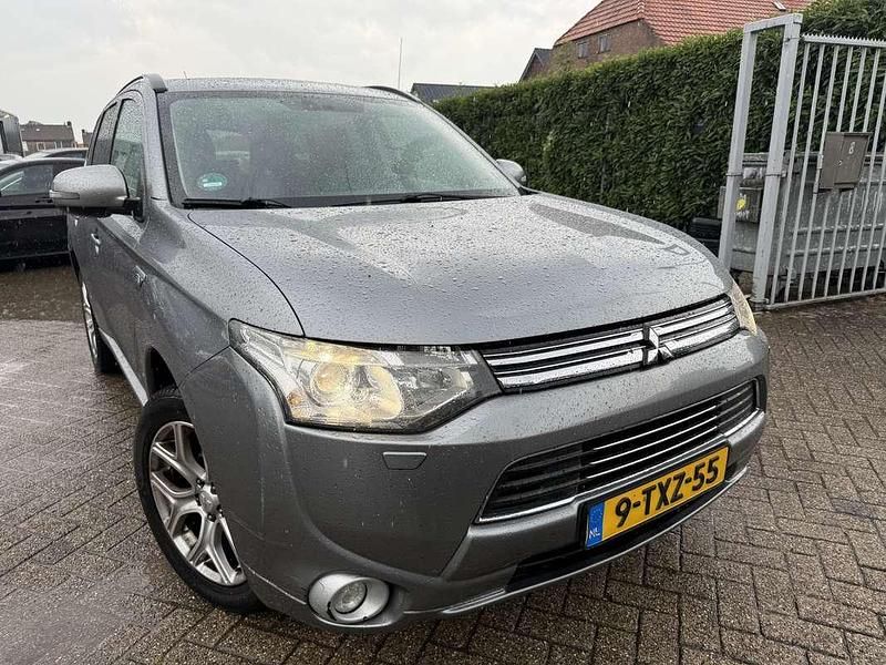 Grijs Gebruikt 2014 Mitsubishi Outlander P-HEV Edition SUV | € 7.900 (Goede deal) - Afbeelding 1/4
