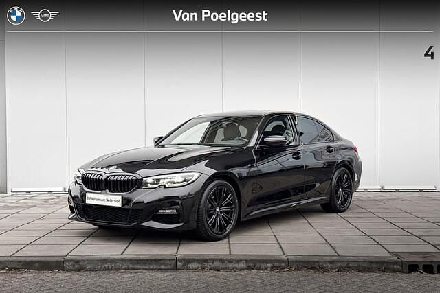 Zwart (metallic) Occasion 2021 BMW 318 Executive Sedan | € 33.400 (Eerlijke prijs) - Afbeelding 1/4
