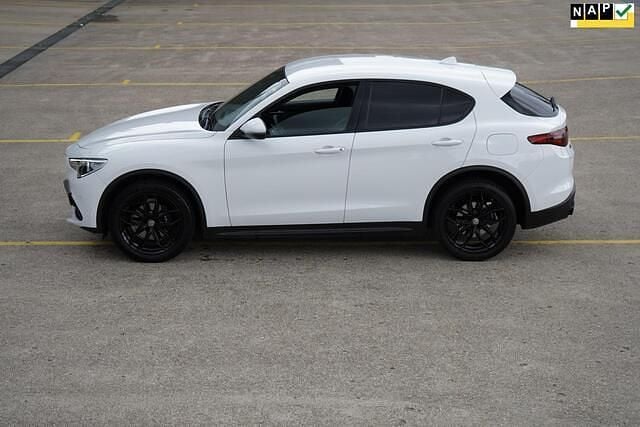 Wit Gebruikt 2018 Alfa Romeo Stelvio Super SUV | € 30.900 (Eerlijke prijs) - Afbeelding 1/4