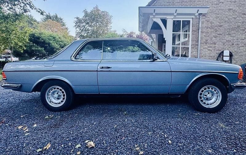 Blauw Gebruikt 1981 Mercedes 230 Coupé | € 15.000 - Afbeelding 1/4