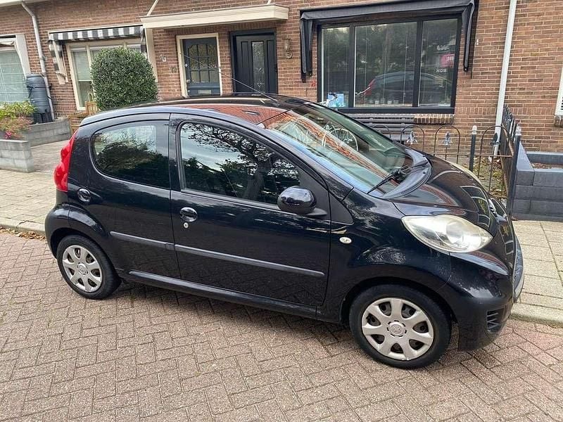 Zwart Gebruikt 2012 Peugeot 107 Hatchback | € 1.750 (Goede deal) - Afbeelding 1/4