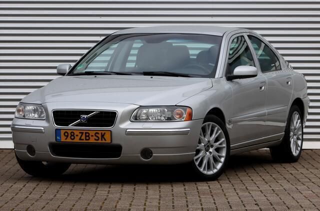 Zilver, metallic lak Gebruikt 2005 Volvo S60 Summum Sedan | € 11.500 - Afbeelding 1/4