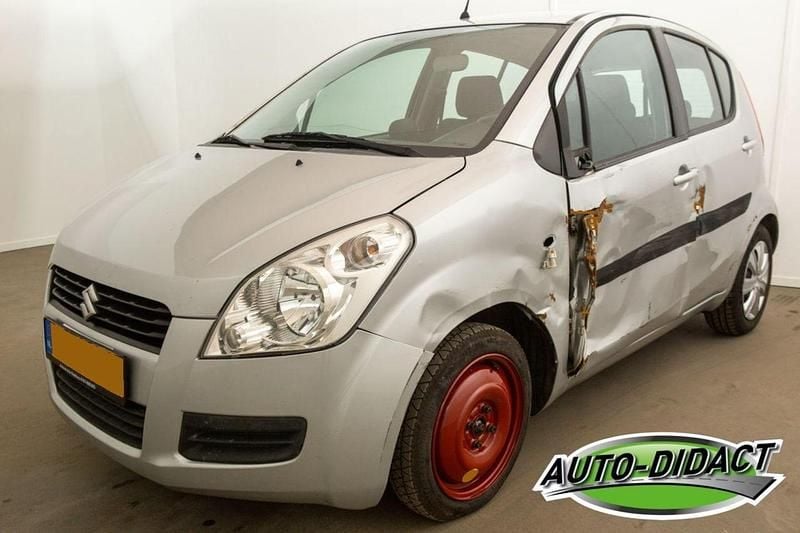 Zilver Occasion 2012 Suzuki Splash Comfort Hatchback | € 1.200 (Super prijs) - Afbeelding 1/4