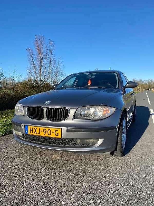 Grijs Gebruikt 2009 BMW 116 Hatchback | € 4.999 (Eerlijke prijs) - Afbeelding 1/4