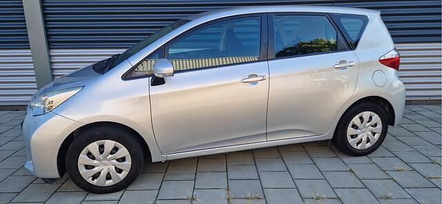 Grijs Gebruikt 2011 Toyota Verso-S MPV | € 4.450 (Eerlijke prijs) - Afbeelding 1/4