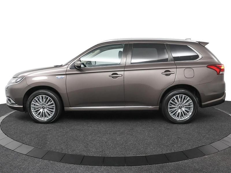 Occasion Mitsubishi Outlander P-HEV Intense 68 PK (50 kW) 2020 Bruin SUV