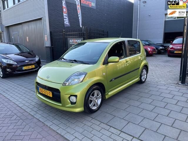 Occasion Daihatsu Sirion 91 PK (66 kW) 2008 Groen, metallic lak Hatchback