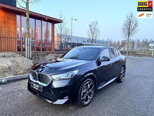 Zwart (metallic) Occasion 2025 BMW iX2 Sport Line SUV | € 40.950 (Eerlijke prijs) - Afbeelding 1/4