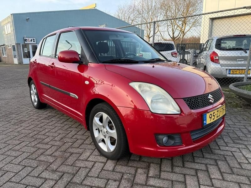 Rood (metallic) Occasion 2008 Suzuki Swift Hatchback | € 1.999 (Goede deal) - Afbeelding 1/4