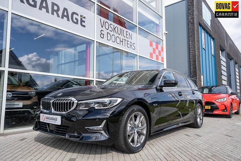 Zwart Gebruikt 2022 BMW 330e Luxury Line Stationwagen | € 35.950 (Iets duurder) - Afbeelding 1/4