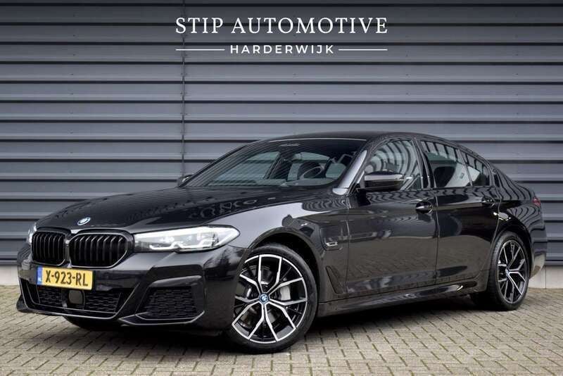 Zwart, metallic lak Gebruikt 2023 BMW 530 Executive Sedan | € 43.450 (Goede deal) - Afbeelding 1/4