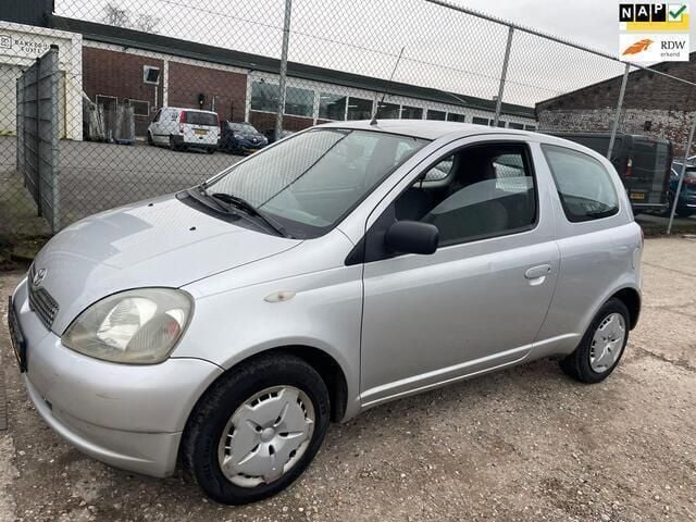 Grijs Gebruikt 2000 Toyota Yaris Luna Hatchback | € 799 (Goede deal) - Afbeelding 1/4