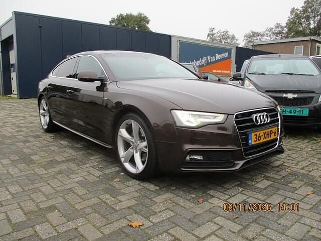 Bruin (metallic) Occasion 2012 Audi A5 Sportback Proline Hatchback | € 10.950 (Duur) - Afbeelding 1/4