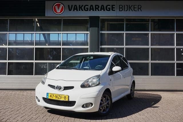 Wit Gebruikt 2011 Toyota Aygo Hatchback | € 3.495 (Eerlijke prijs) - Afbeelding 1/4