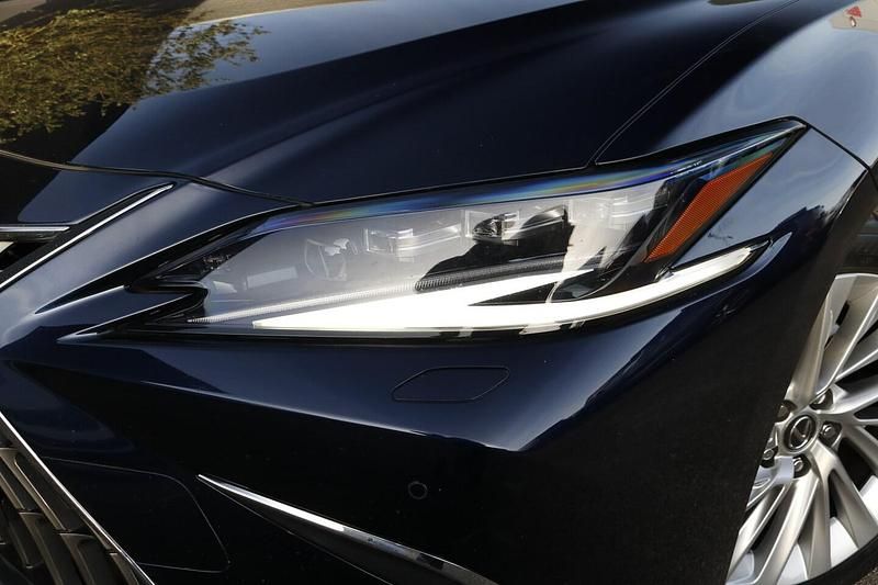 Blauw Gebruikt 2024 Lexus ES300H President Line Sedan | € 59.950 - Afbeelding 1/4