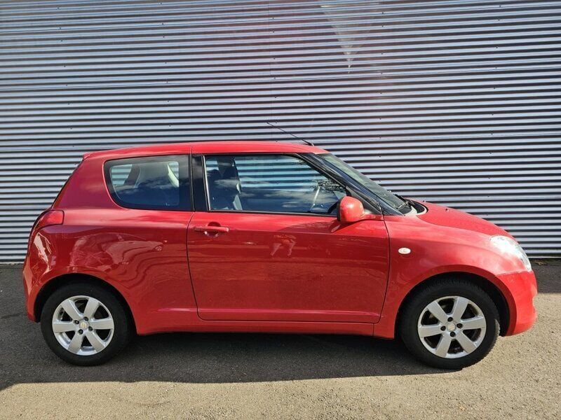 Rood Gebruikt 2008 Suzuki Swift Comfort Hatchback | € 2.750 (Iets duurder) - Afbeelding 1/4