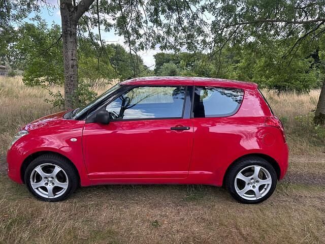 Rood Gebruikt 2007 Suzuki Swift Hatchback | € 2.250 (Eerlijke prijs) - Afbeelding 1/4