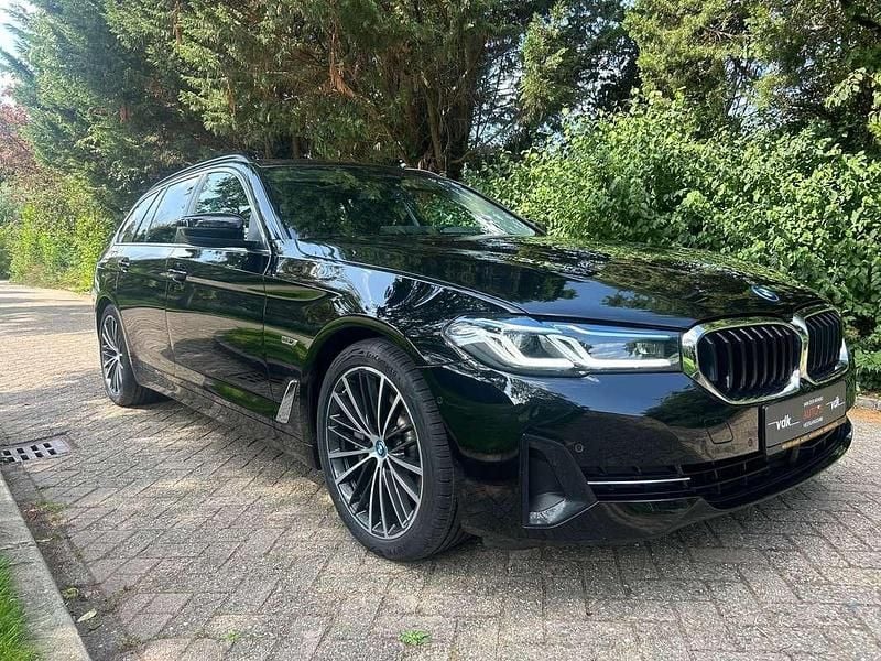 Zwart Gebruikt 2022 BMW 520 Stationwagen | € 37.900 (Goede deal) - Afbeelding 1/4