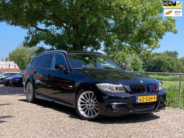 Zwart Gebruikt 2012 BMW 318 Luxury Line Stationwagen | € 7.975 (Eerlijke prijs) - Afbeelding 1/4