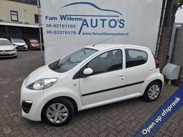 Grijs Gebruikt 2012 Peugeot 107 Active Hatchback | € 6.446 (Iets duurder) - Afbeelding 1/4