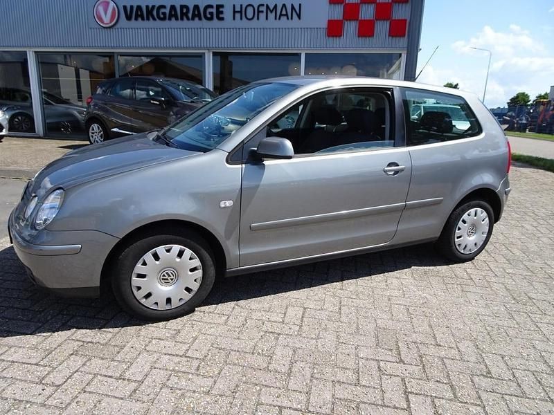 Grijs Gebruikt 2004 VW Polo Hatchback | € 1.750 (Eerlijke prijs) - Afbeelding 1/4