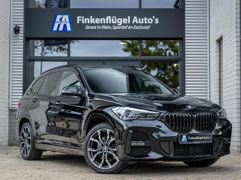 Zwart (metallic) Occasion 2021 BMW 220 M Sport SUV | € 30.850 - Afbeelding 1/3