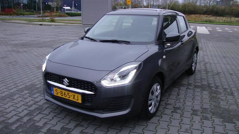 Grijs Gebruikt 2023 Suzuki Swift Comfort Hatchback | € 16.495 (Goede deal) - Afbeelding 1/4