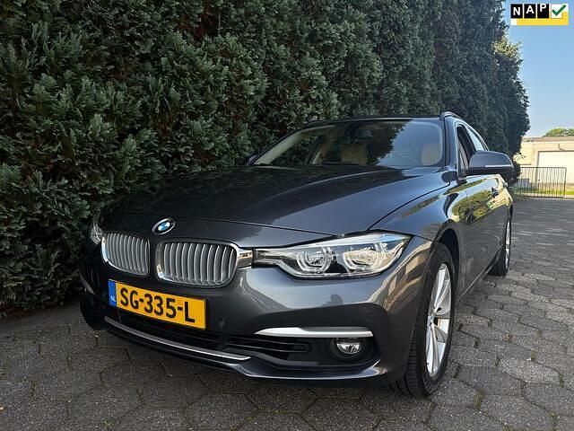 Grijs Gebruikt 2018 BMW 318 Luxury Line Stationwagen | € 16.000 (Goede deal) - Afbeelding 1/4
