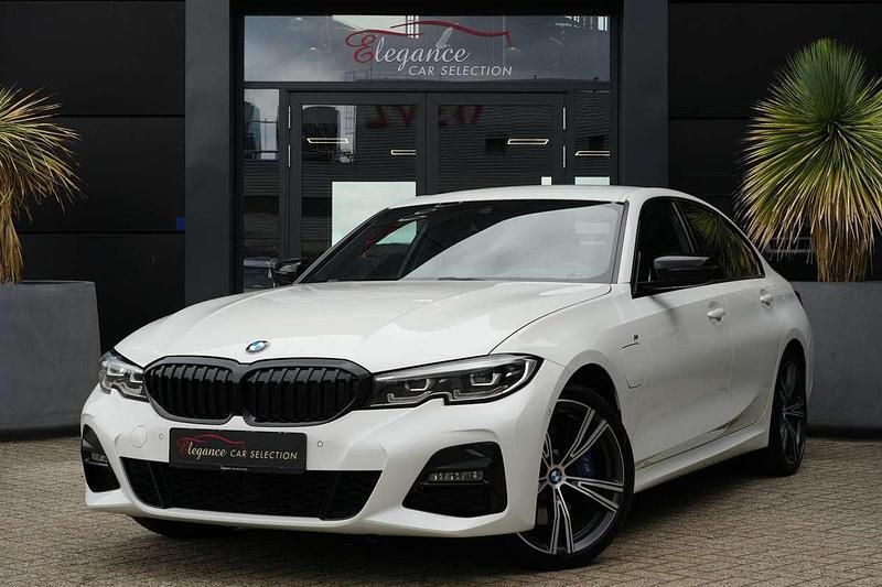Wit, metallic lak Gebruikt 2020 BMW 330 Executive Sedan | € 32.950 (Goede deal) - Afbeelding 1/4