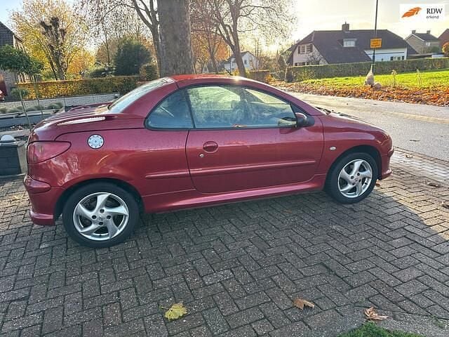 Rood (metallic) Gebruikt 2004 Peugeot 206 CC Cabriolet | € 1.500 (Goede deal) - Afbeelding 1/4