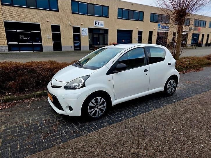 Occasion 2013 Toyota Aygo Hatchback | € 2.500 (Goede deal) - Afbeelding 1/4