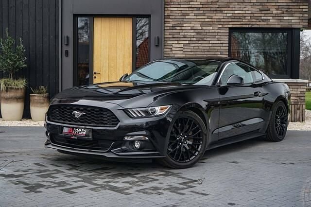Zwart (metallic) Gebruikt 2016 Ford Mustang Fastback Coupé | € 28.850 (Goede deal) - Afbeelding 1/4