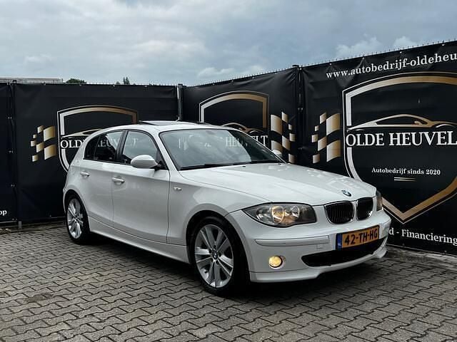 Wit Gebruikt 2006 BMW 130 Hatchback | € 8.250 (Eerlijke prijs) - Afbeelding 1/4